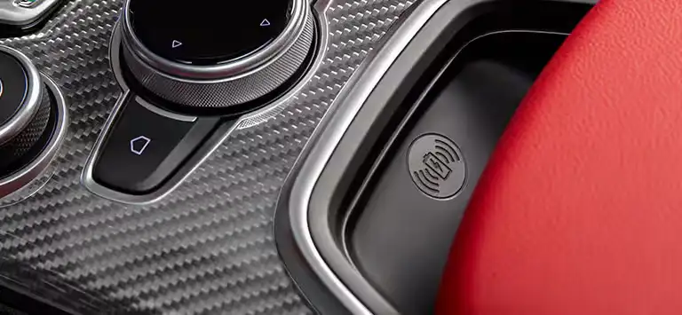my26-alfa-giulia-interior-gallery-wireless-charging-v3-mobile