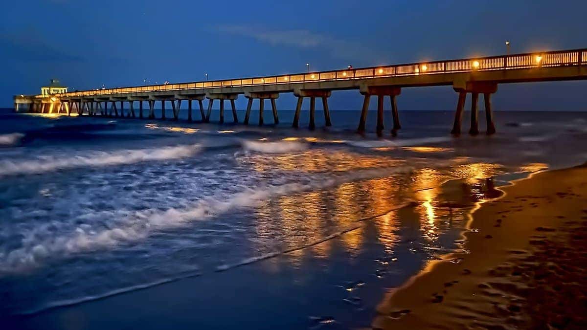 Deerfield Beach International Fishing Pier at night
