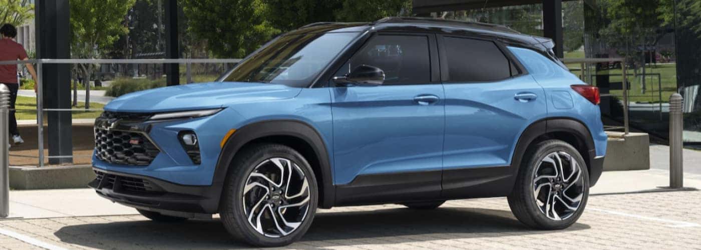 A blue Chevy trailblazer standing on the city road