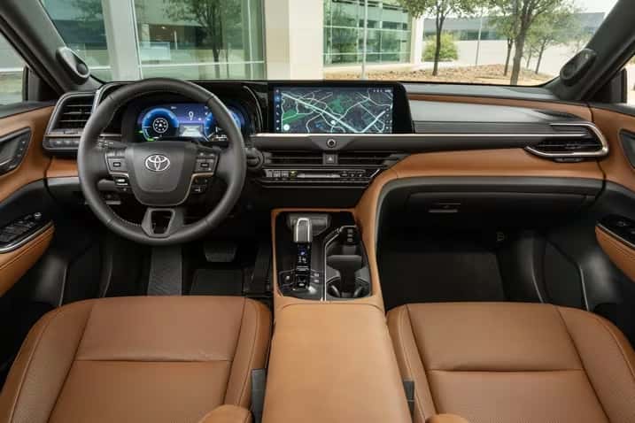Toyota Crown Hybrid – photo 3
