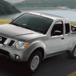 Nissan Frontier 2020 remolcando un coche antiguo