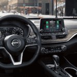Salpicadero y volante interior del Nissan Altima 2020