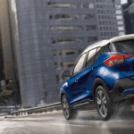Conducción del Nissan Kicks azul 2020 en ciudad