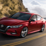 El Nissan Sentra 2020 circula por una carretera de montaña del sur de California