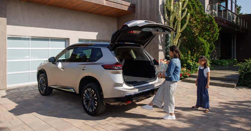 Two-tone Everest White TriCoat Nissan Rogue 2025