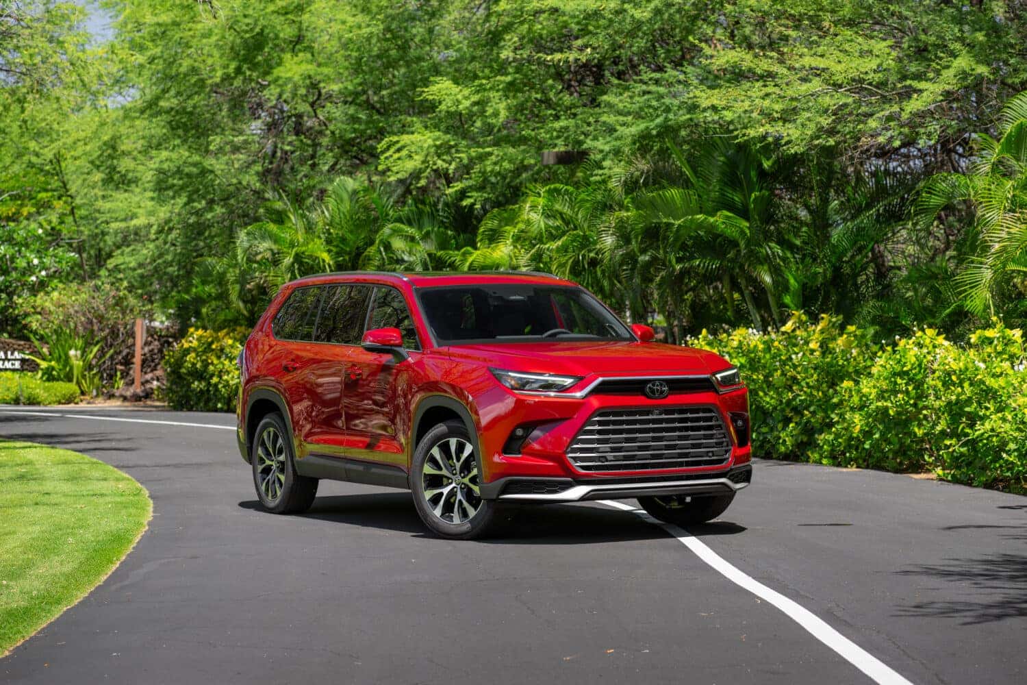 2025 Toyota Grand Highlander Platinum Front Side View