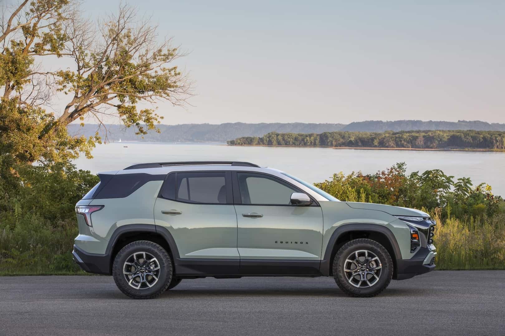 2026 Chevrolet Equinox ACTIV Cacti Green and Summit White roof