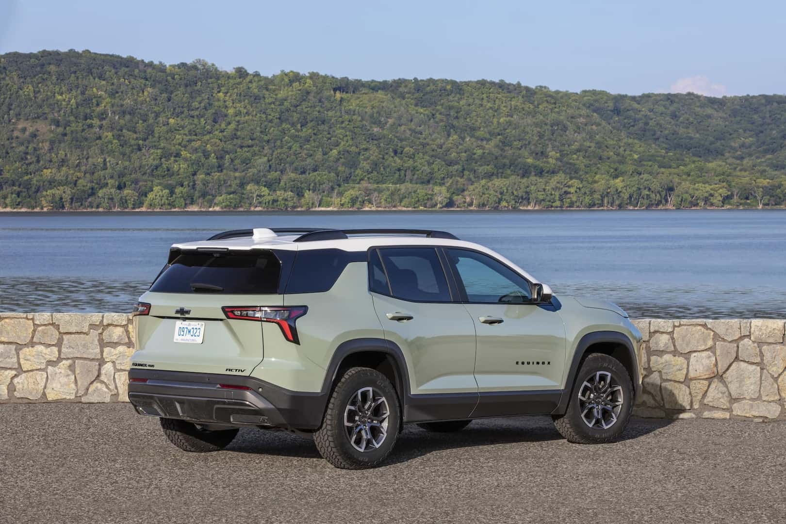 2026 Chevrolet Equinox ACTIV Cacti Green and Summit White roof