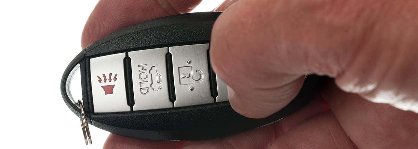 zwarte moderne auto-deuropener en keyless entry device with thumb pressing lock